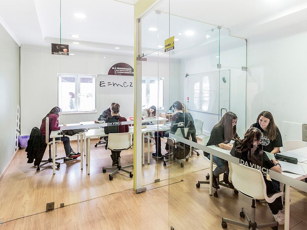 Alunos a estudar num espaço aberto dos Ginásios Da Vinci