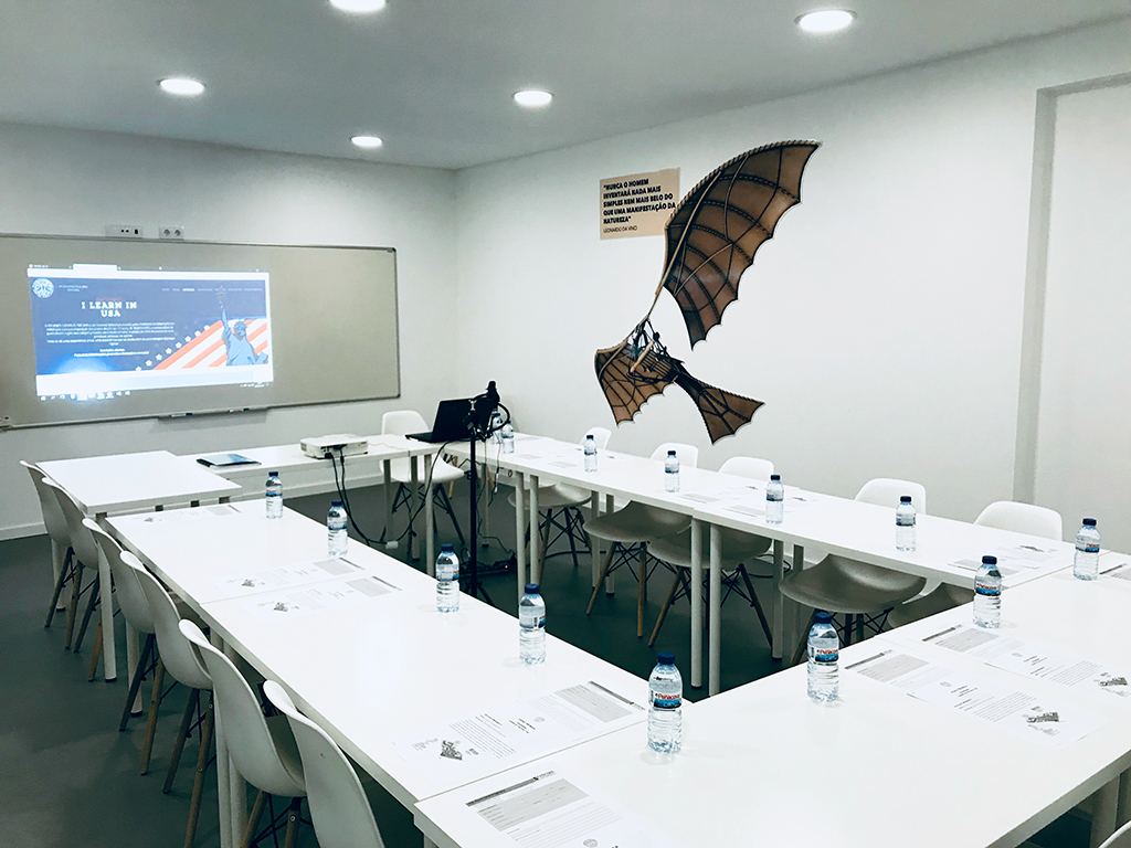 Sala de formação equipada com projetor e quadro interativo