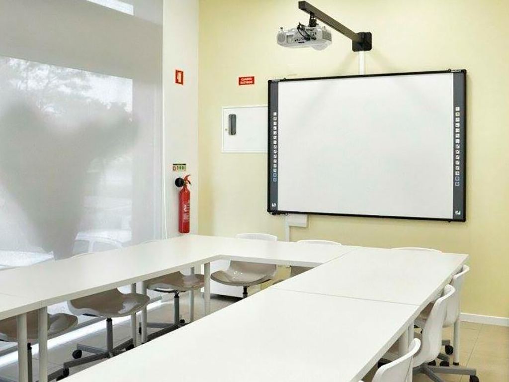 Sala com quadro interativo