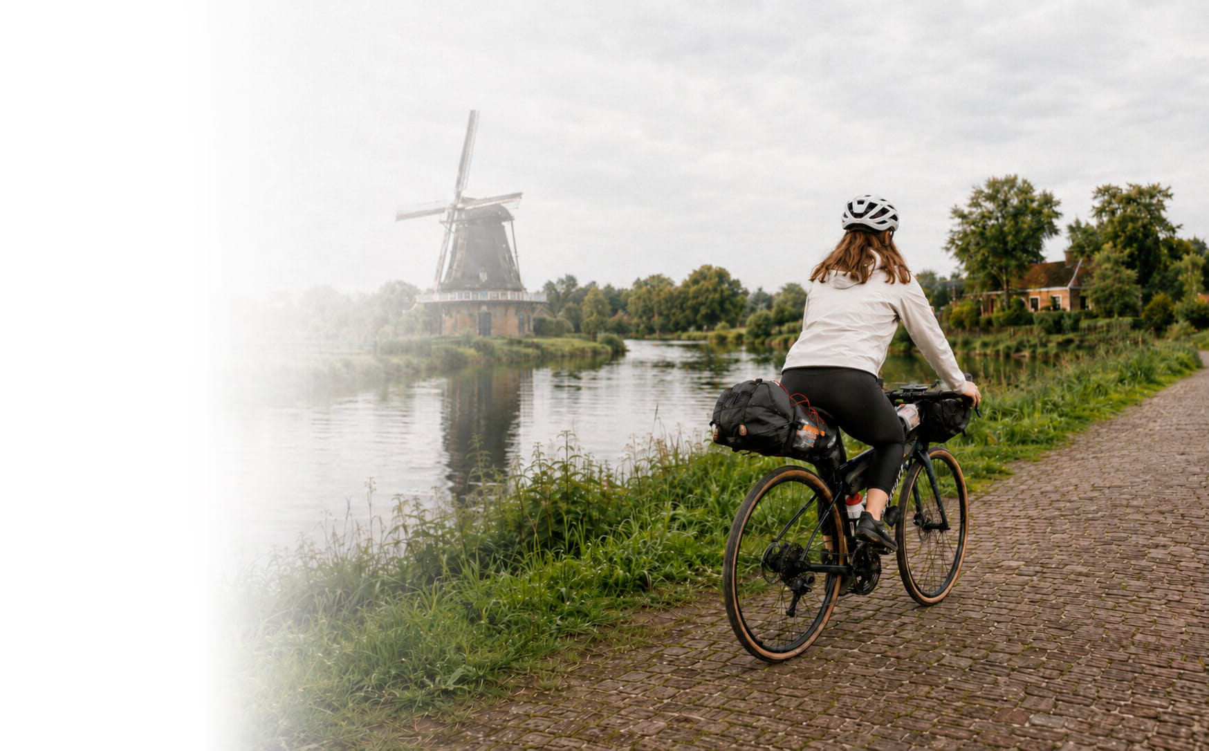 Renate com bicicleta na Holanda