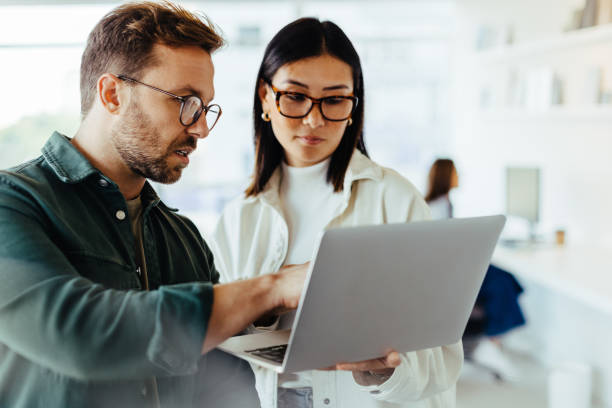 Colegas em conversa de trabalho em inglês