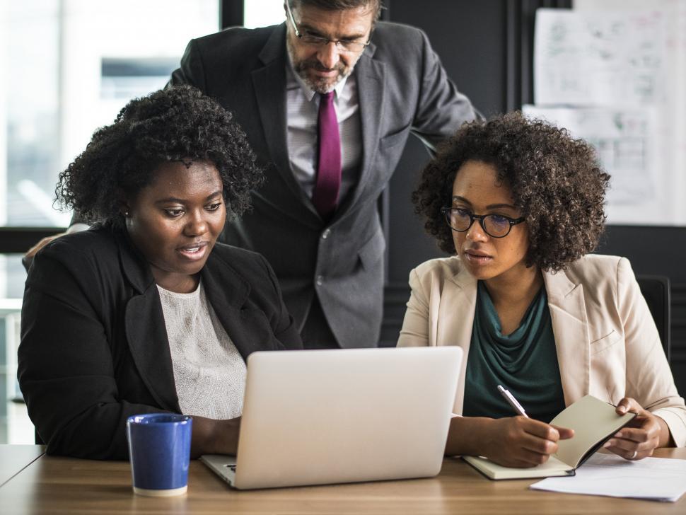 Formador e responsável da empresa a desenhar um programa
