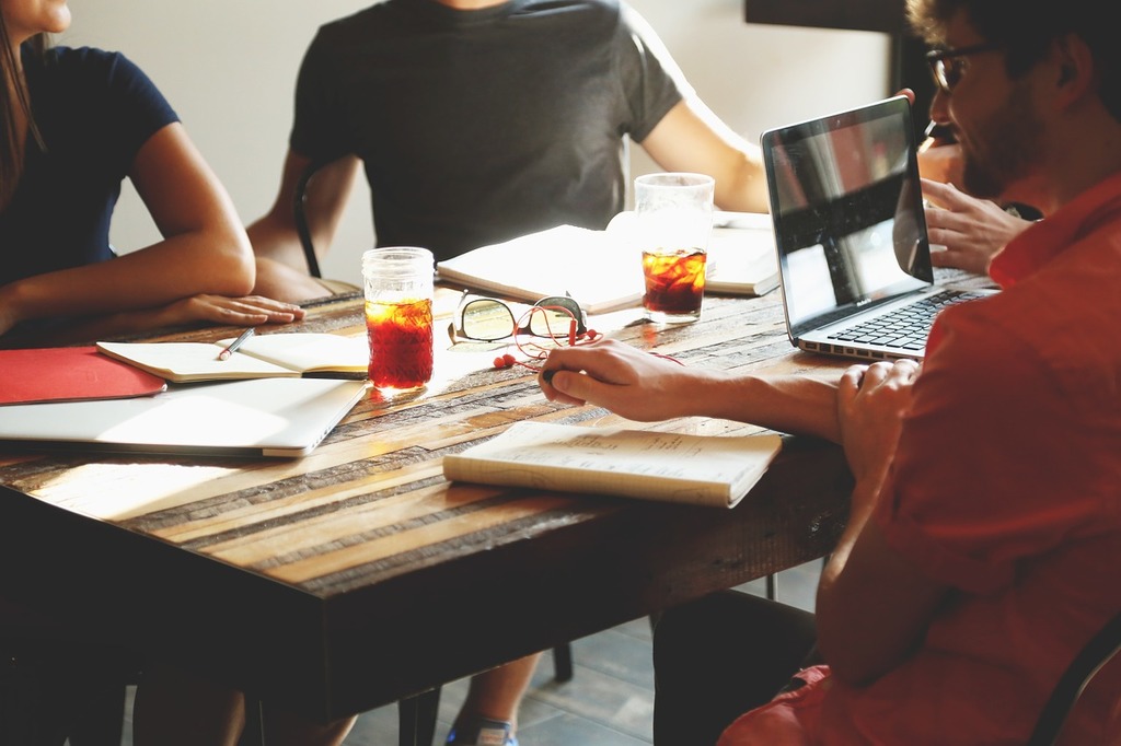 Colaboradores em sala de formação na empresa