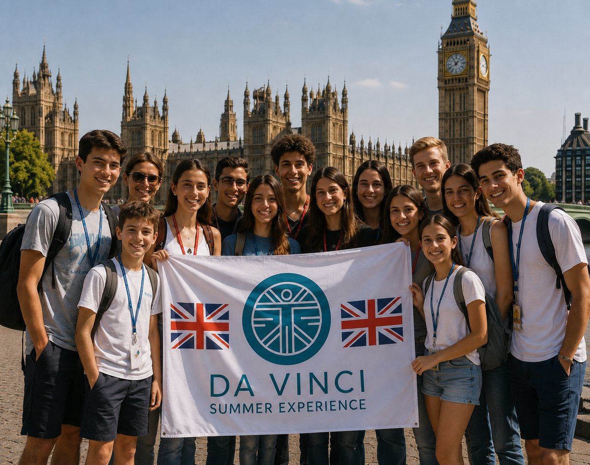 Grupo com bandeira — Summer School Da Vinci